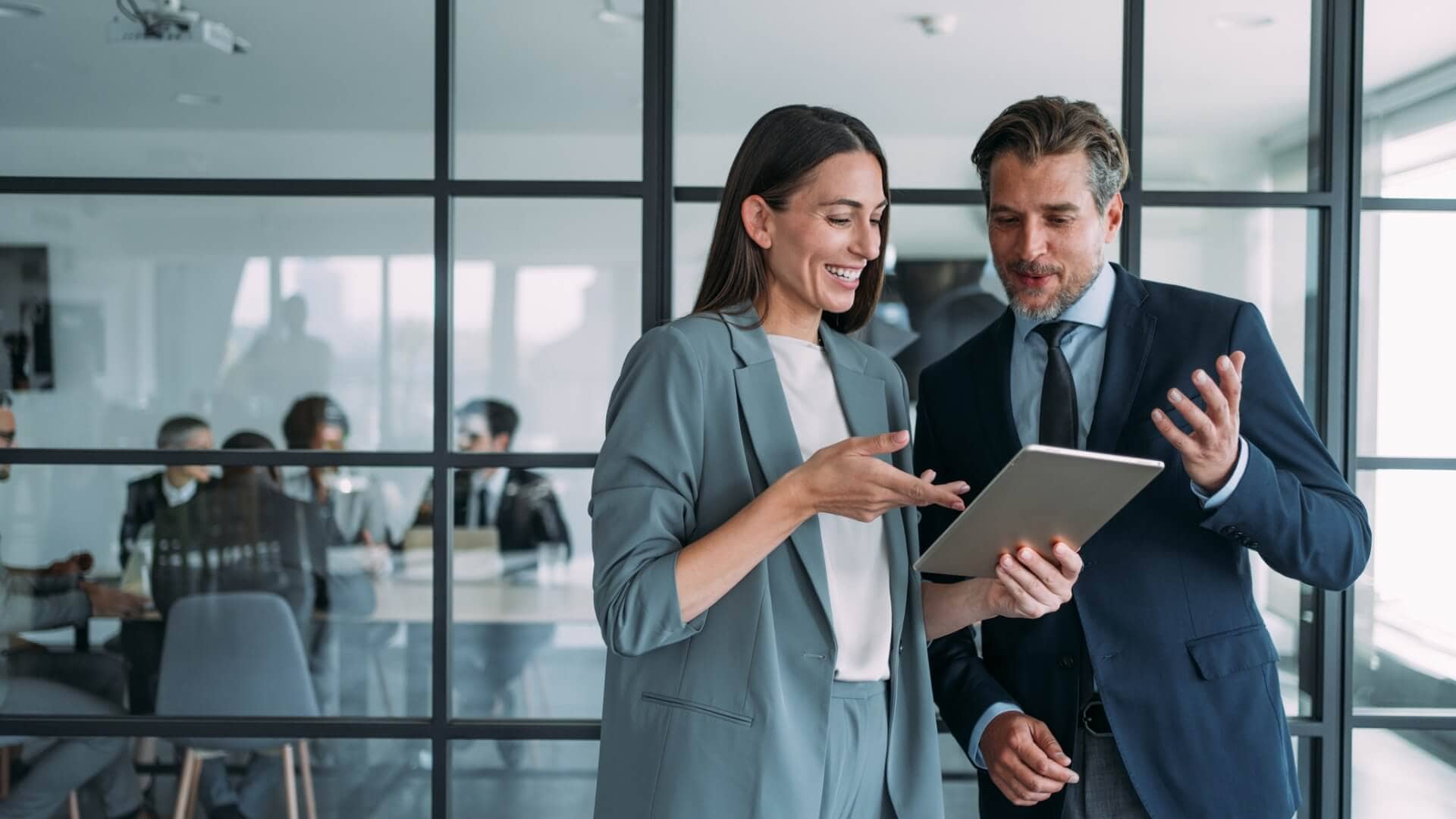 Asesor financiero haciendo una consultoria tras cursar el Máster en Asesoramiento Financiero de UNIR. 