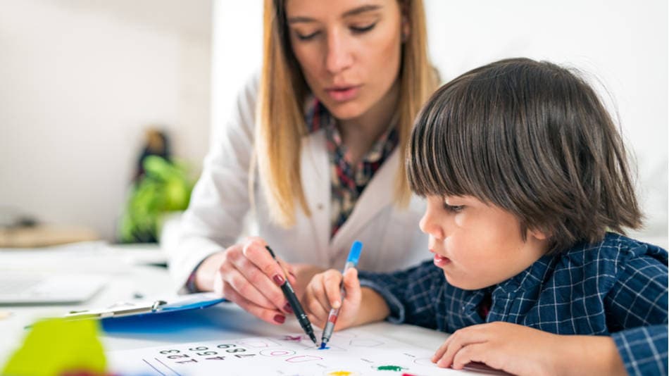 maestra estudiando con un alumno