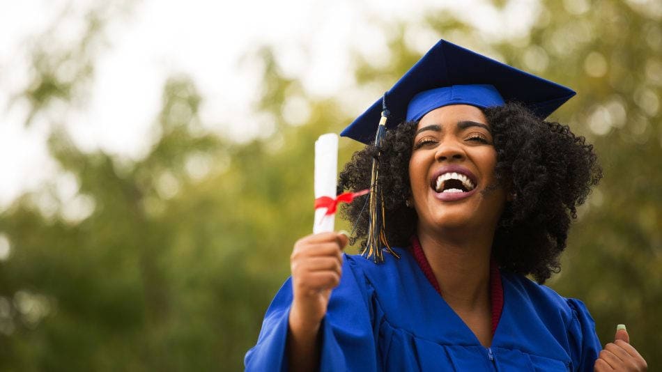 se puede hacer un máster sin carrera. Chica feliz graduada