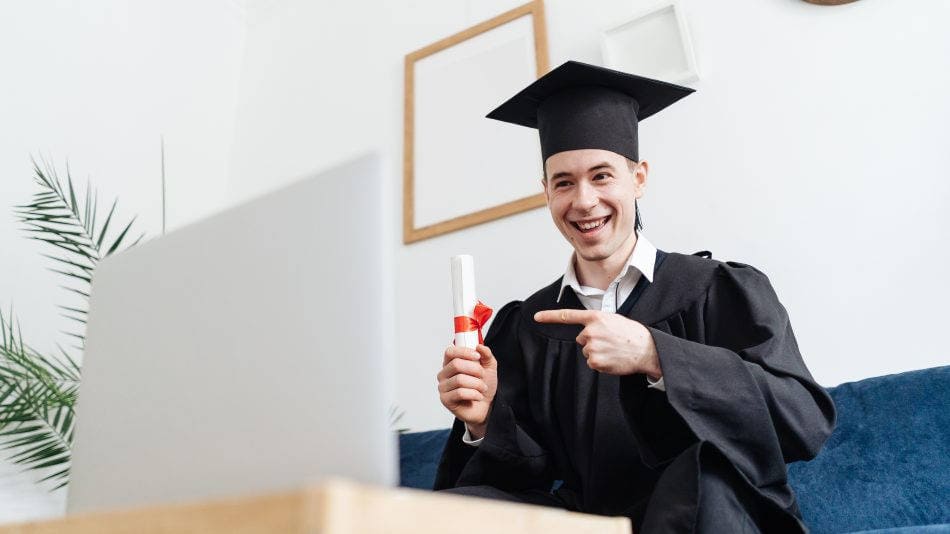 se puede hacer un máster sin carrera. Chico en graduación