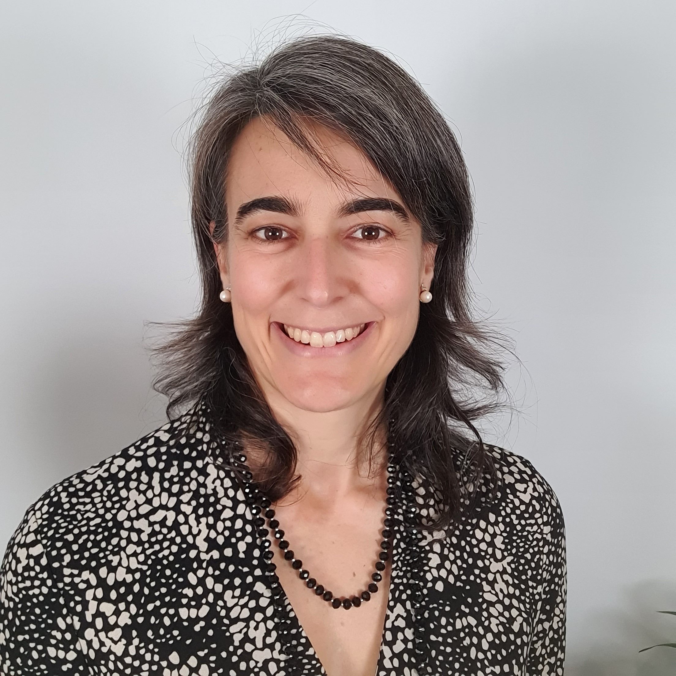 Isabel Laura Gil Docampo, Experta asociada