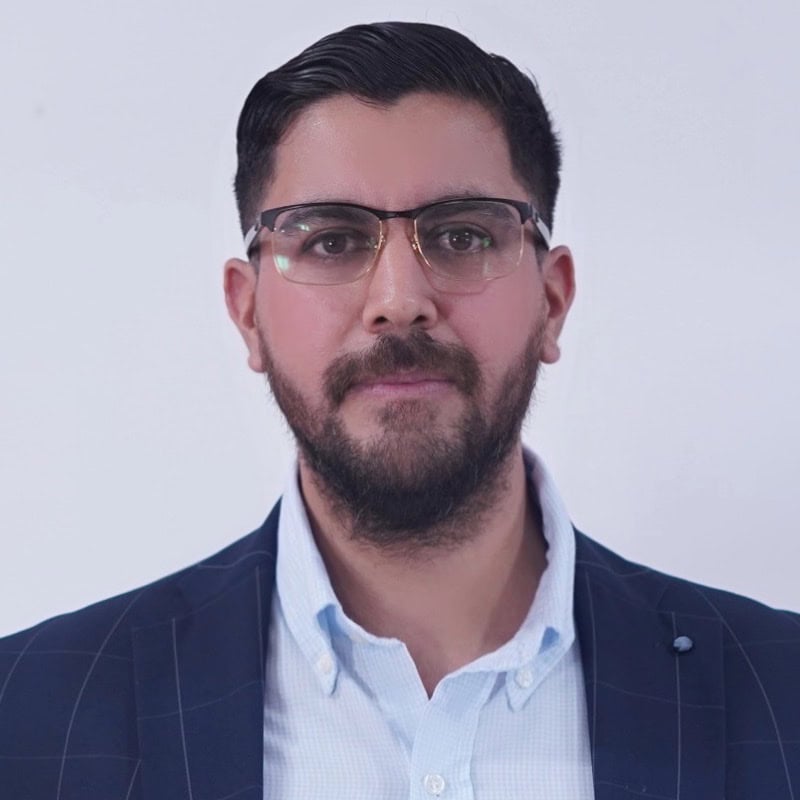 Mauricio Rodrigo Placencio Loayza, Experta asociada